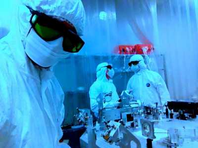 Giovanni Losurdo al lavoro all'interno del laboratorio di Virgo